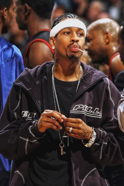 核心球员复出 带队重回胜轨（当家球星回归 率队重返胜轨）