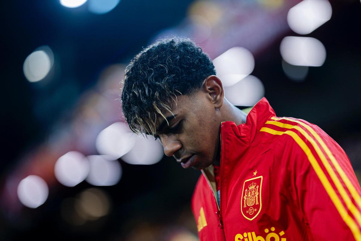 齐尔克泽欲转会曼联，罗马欲补强，曼联伤情困扰，切尔西洽谈新赞助商。（齐尔克泽意投曼联，罗马谋补强，红魔伤病缠身，切尔西洽谈新赞助商）