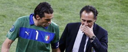 记者：阿什拉夫决定不进行手术治疗，他想参加非洲杯揭幕战（记者：阿什拉夫决定暂不手术，盼出战非洲杯揭幕战）