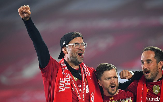 亚历山大阿诺德重回安菲尔德被狂嘘你怎么看？（亚历山大阿诺德重返安菲尔德遭满场嘘声，该如何解读？）