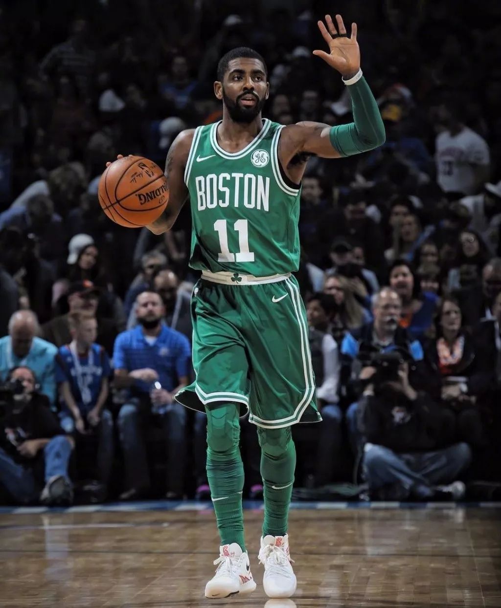 庆祝欧洲杯夺冠，英格兰女足前锋凯莉在伦敦街头跳舞（英格兰女足前锋凯莉伦敦街头起舞，庆祝欧洲杯夺冠）