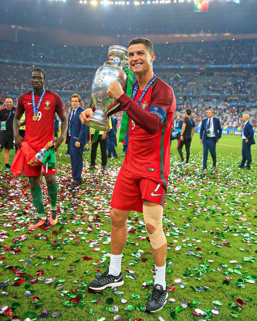 詹杜库领衔年终大战，联盟新老门面交手创纪录，一代新人换旧人！（詹库杜压阵年终巅峰夜，新老巨星对撼破纪录，时代更迭加速）