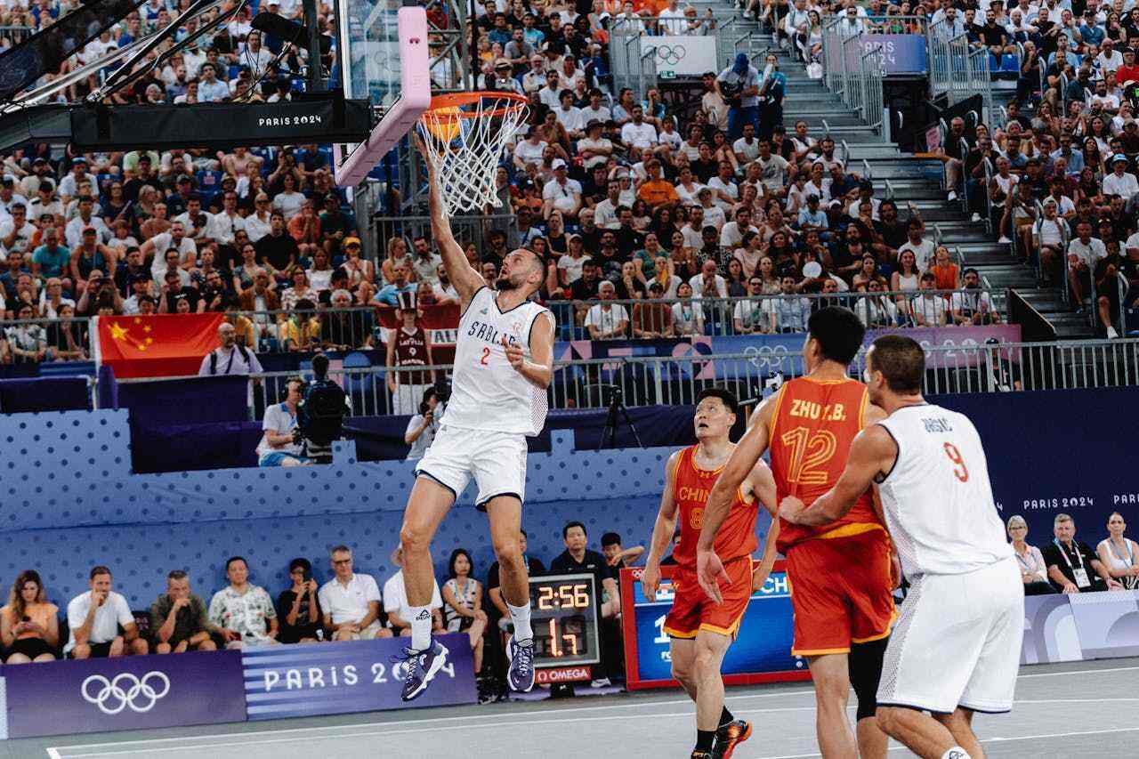 拉齐奥2-0卡利亚里，伊萨克森建功，扎卡尼锁定比分（拉齐奥2-0击败卡利亚里：伊萨克森先开纪录，扎卡尼锁定胜局）