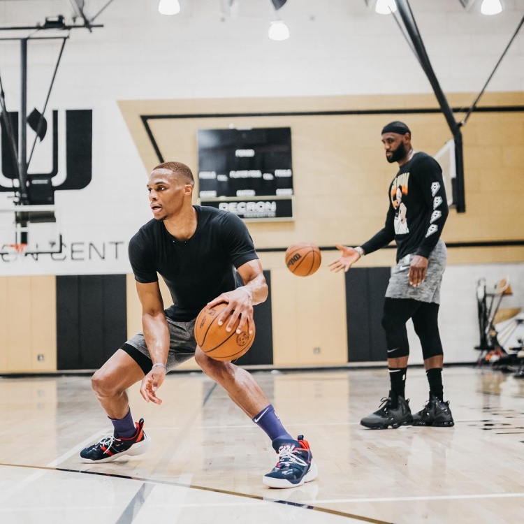 芒特的第一时间处理球是真帅！（芒特瞬间出球，帅气拉满！）