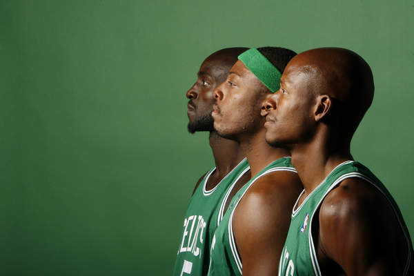 欧文突破防守造成杀伤球成功（欧文强突撕裂防线，造犯规并打成）