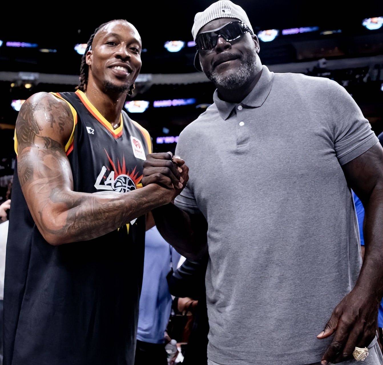 马格德堡球员庆祝进球，不幸跌入2.7米深的沟中但安全逃出（马格德堡球员进球庆祝时失足坠入2.7米深沟，已平安脱困）