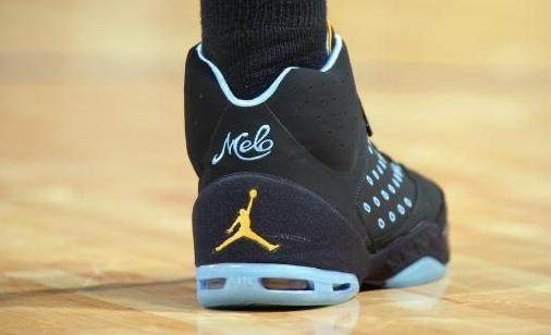 德国杯战报：昂达夫破门，斯图加特2-0十人波鸿（德国杯：昂达夫建功，斯图加特2-0击败十人波鸿）