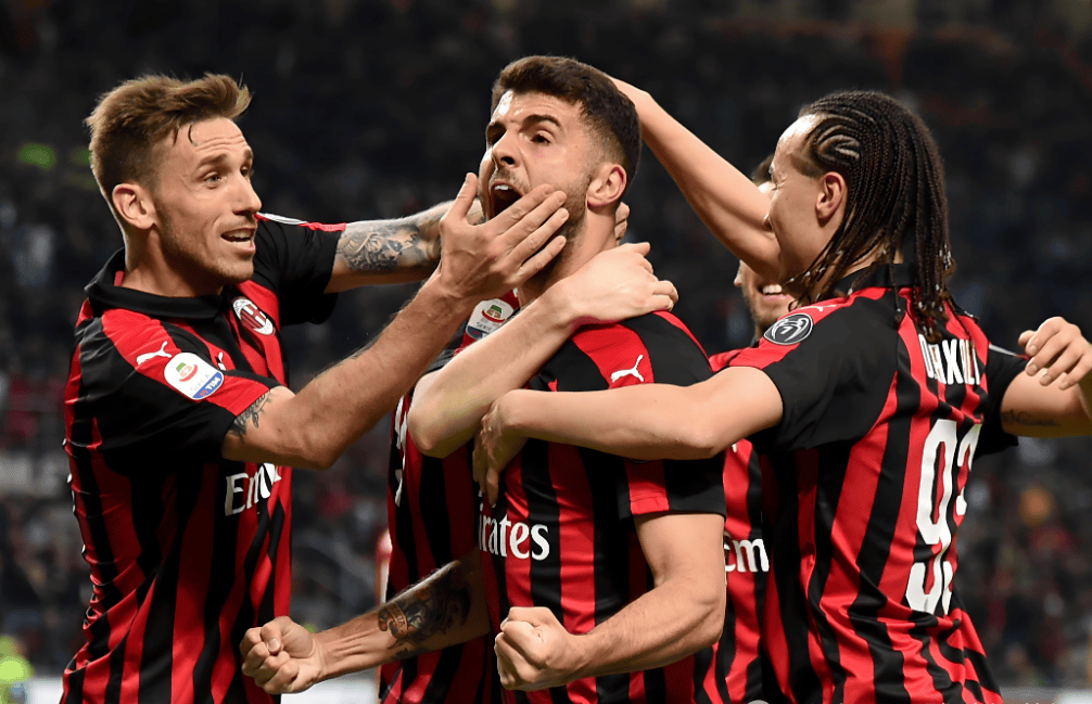 球星赛后向看台深深鞠躬（赛后球星面向看台致以深深一礼）