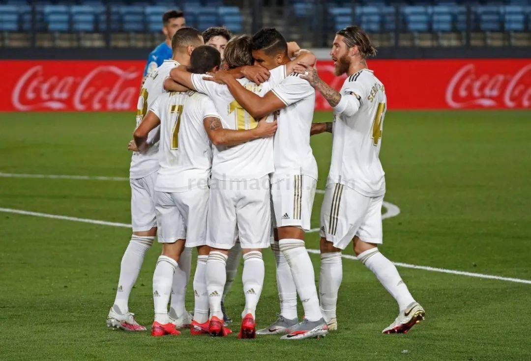 贝林厄姆留言调侃古德利抱得太紧，后者回应：确实过了（贝林厄姆调侃古德利拥抱用力过猛，古德利回应：确实有点过）