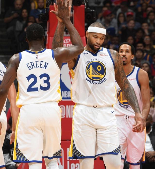 东皇组合！詹姆斯外线三分一击命中 东契奇站桩篮下造进攻犯规（东皇联手！詹姆斯外线飙进三分，东契奇篮下站稳造进攻犯规）