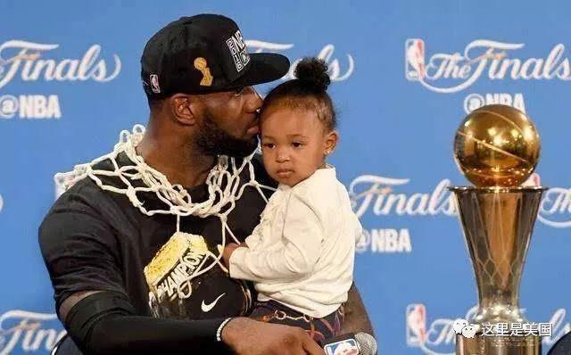 邮报评曼联近5年引援TOP30：姆伯莫第1，C罗第4，桑乔垫底（曼联近五年引援30强榜出炉：《邮报》评姆伯莫登顶，C罗第4，桑乔垫底）