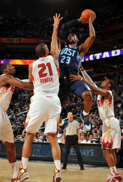 米体：米兰双雄未进决赛让意超杯遇冷，主办方用幕布遮盖空位（米体：米兰双雄无缘决赛致意超杯冷清，主办方以幕布遮挡空座）